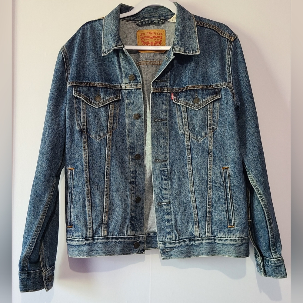 786. Levi's unisex blue, button down jean jacket w/ 4 pockets, size M